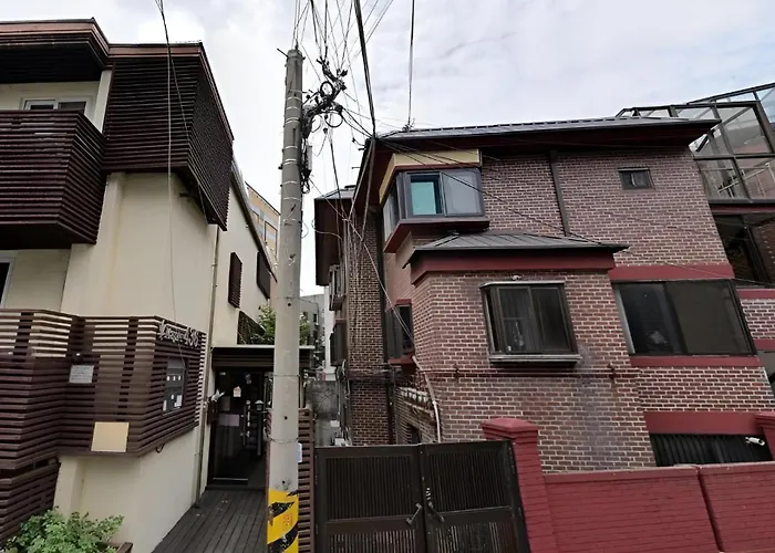 Smart -5 Min Walk From Hongik Univ Exit3 2 Room, 3 Beds ,max 6 Ppl, 2nd Floor