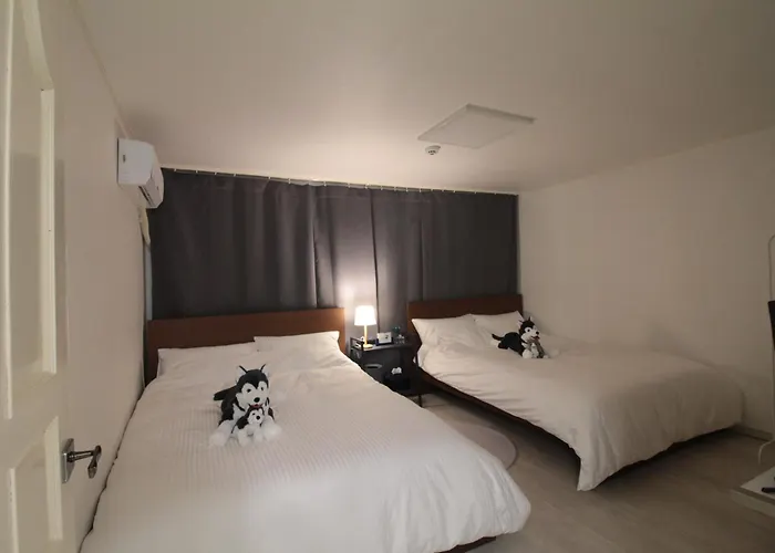 Smart -5 Min Walk From Hongik Univ Exit3 2 Room, 3 Beds ,max 6 Ppl, 2nd Floor Appartamento