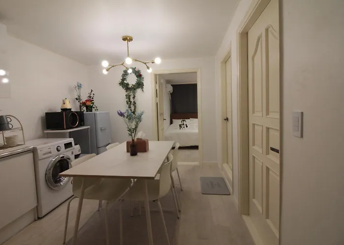 Smart -5 Min Walk From Hongik Univ Exit3 2 Room, 3 Beds ,max 6 Ppl, 2nd Floor *