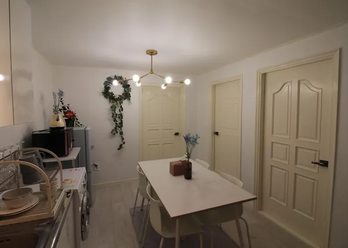 Smart -5 Min Walk From Hongik Univ Exit3 2 Room, 3 Beds ,max 6 Ppl, 2nd Floor Appartamento Seul