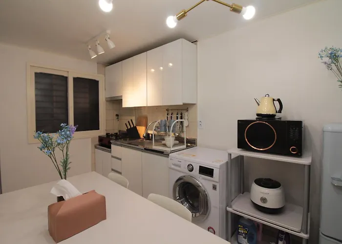 Smart -5 Min Walk From Hongik Univ Exit3 2 Room, 3 Beds ,max 6 Ppl, 2nd Floor * Seul