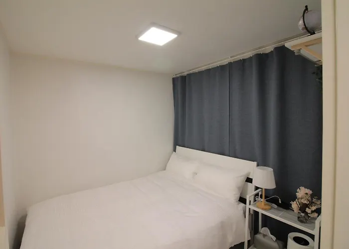Smart -5 Min Walk From Hongik Univ Exit3 2 Room, 3 Beds ,max 6 Ppl, 2nd Floor