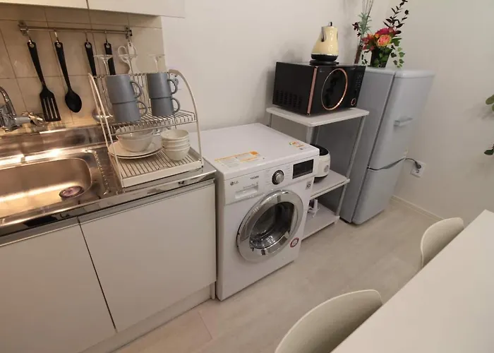 Smart -5 Min Walk From Hongik Univ Exit3 2 Room, 3 Beds ,max 6 Ppl, 2nd Floor