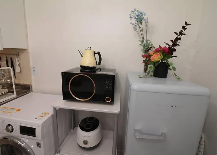 Smart -5 Min Walk From Hongik Univ Exit3 2 Room, 3 Beds ,max 6 Ppl, 2nd Floor Seul