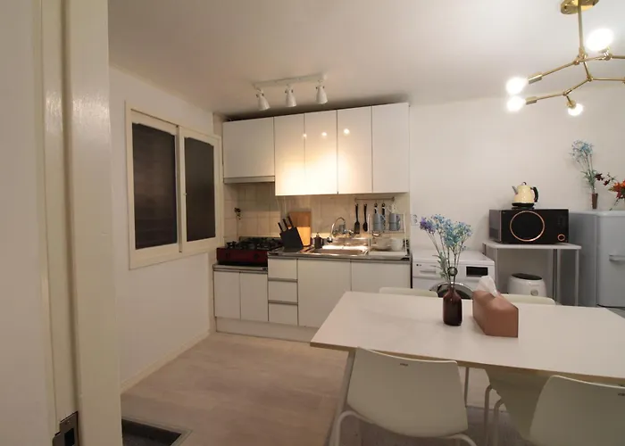 Smart -5 Min Walk From Hongik Univ Exit3 2 Room, 3 Beds ,max 6 Ppl, 2nd Floor Appartamento Seul