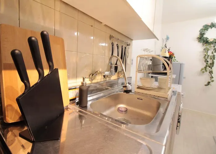 Smart -5 Min Walk From Hongik Univ Exit3 2 Room, 3 Beds ,max 6 Ppl, 2nd Floor *