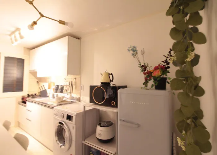 Smart -5 Min Walk From Hongik Univ Exit3 2 Room, 3 Beds ,max 6 Ppl, 2nd Floor Appartamento *